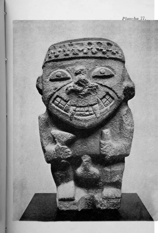 Estatua descubierta por Preuss en el Alto de las Piedras y llevada a Berlín, donde la restauraron parcialmente. Las figuras de aves en síntesis geométrica en la diadema y el diseño de los ojos se suman a las herramientas que lleva en las manos para confirmar su identificación como escultor. Aquellas son las que reproducen de modo más realista los instrumentos básicos de los artistas de la estatuaria.