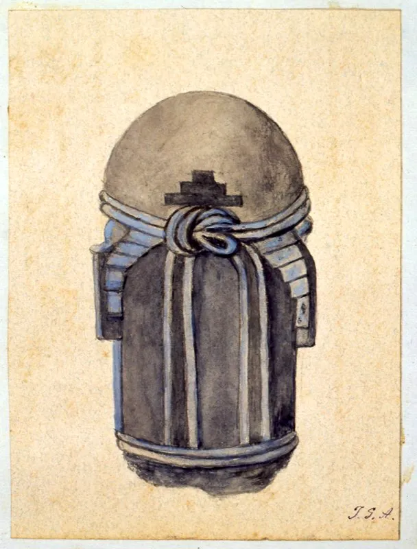 Vista posterior de la estatua del Montículo Oriental de la Mesita A. La referencia al mono-serpiente en el doble lazo se duplica en esta estatua con los dos aditamentos que caen sobre los hombros a manera de trenzas. Detalle peculiar —aunque no exclusivo— de esta figura, es el diseño en forma de pirámide escalonada en la parte posterior de la cabeza, que permite reconocerla como masculina.
