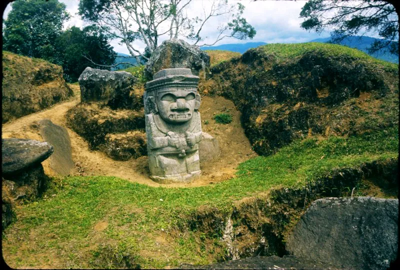 El Parque Arqueológico de San Agustín, establecido por el gobierno tras la compra de las tierras donde se encuentra en 1935, es el núcleo histórico de la zona arqueológica del Macizo Colombiano. Fue a este sitio a donde llegó Fray Juan de Santa Gertrudis hacia 1757, y donde hizo la mayoría de sus observaciones el geógrafo Agustín Codazzi cien años después. Aparte de las mesitas A, B, C y D y el Bosque de las Estatuas, en sus terrenos se encuentra el Alto de Lavapatas, hasta donde se sabe el sitio de ocupación más antiguo del Macizo Colombiano, y la Fuente de Lavapatas, hallada en 1937. Orgullosos de su herencia prehispánica, los miembros de la Junta Administrativa de la aldea de San Agustín expidieron en junio de 1872 una de las primeras disposiciones en Colombia sobre protección de bienes arqueológicos.