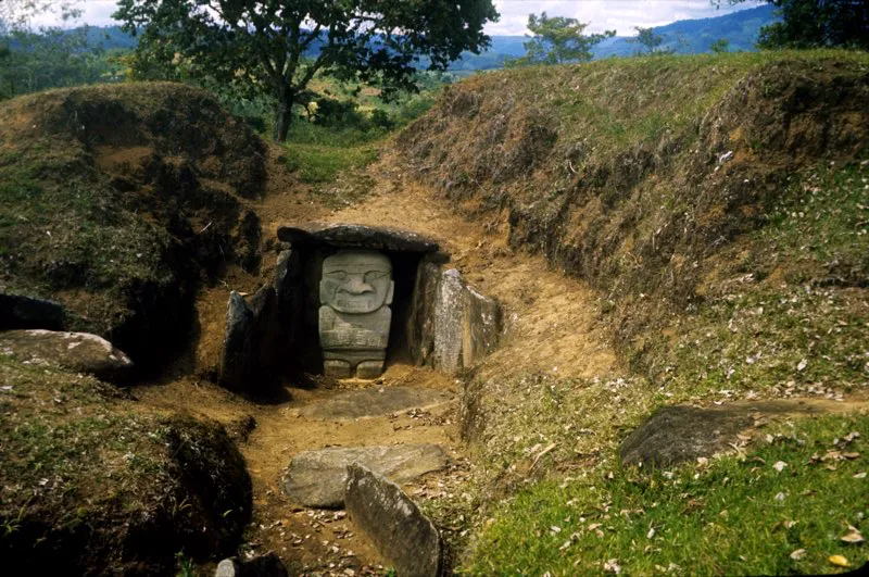 El Parque Arqueológico de San Agustín, establecido por el gobierno tras la compra de las tierras donde se encuentra en 1935, es el núcleo histórico de la zona arqueológica del Macizo Colombiano. Fue a este sitio a donde llegó Fray Juan de Santa Gertrudis hacia 1757, y donde hizo la mayoría de sus observaciones el geógrafo Agustín Codazzi cien años después. Aparte de las mesitas A, B, C y D y el Bosque de las Estatuas, en sus terrenos se encuentra el Alto de Lavapatas, hasta donde se sabe el sitio de ocupación más antiguo del Macizo Colombiano, y la Fuente de Lavapatas, hallada en 1937. Orgullosos de su herencia prehispánica, los miembros de la Junta Administrativa de la aldea de San Agustín expidieron en junio de 1872 una de las primeras disposiciones en Colombia sobre protección de bienes arqueológicos.