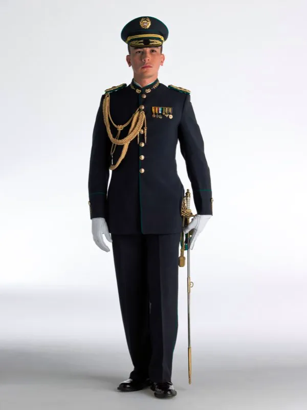 Uniforme con espada.