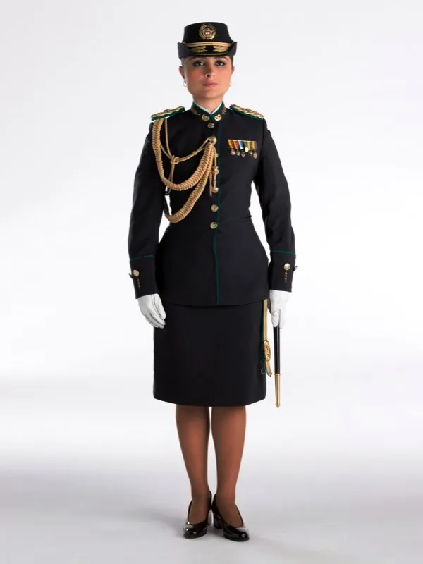 Uniforme con bastón.
