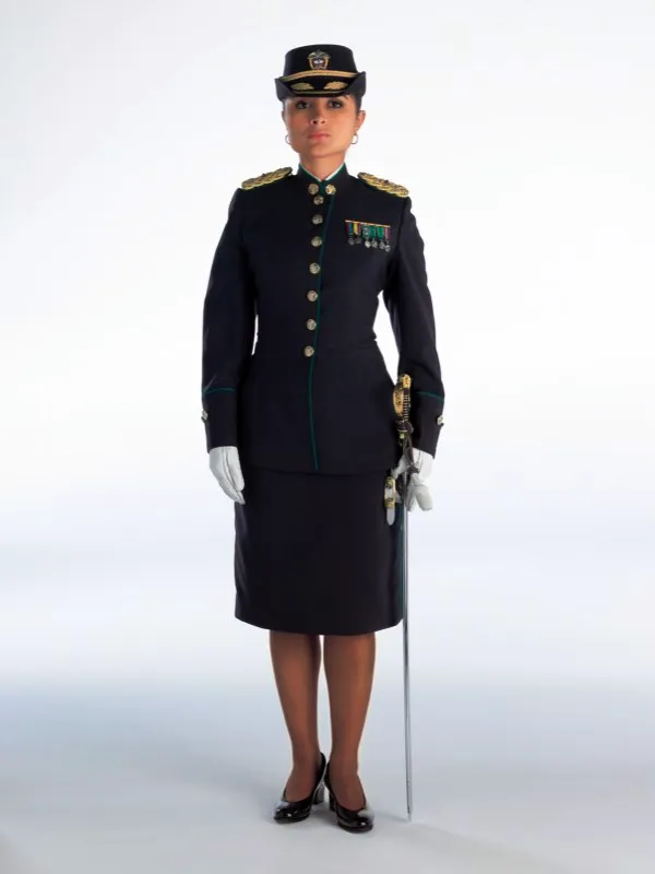 Uniforme con sable.