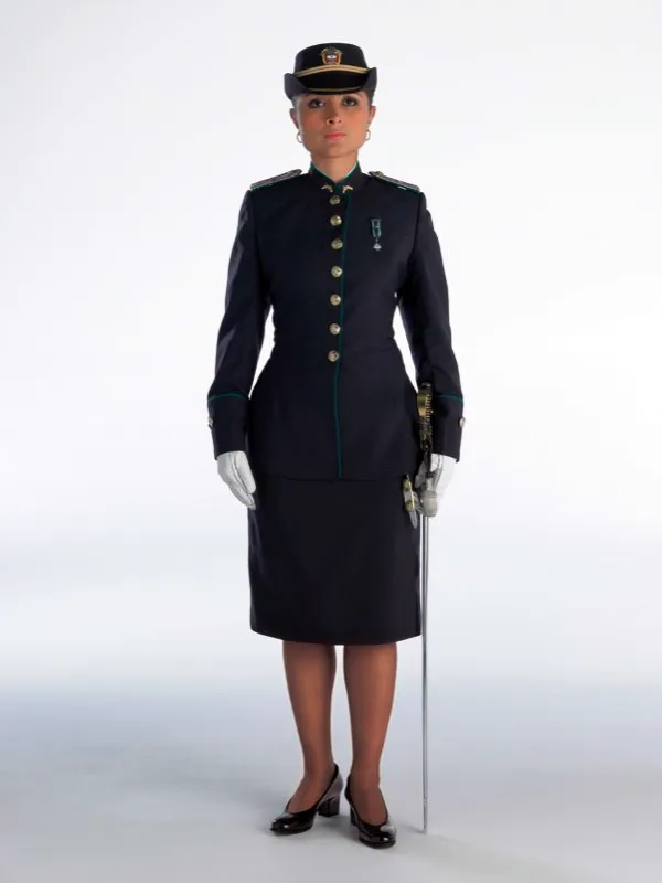 Uniforme con sable.
