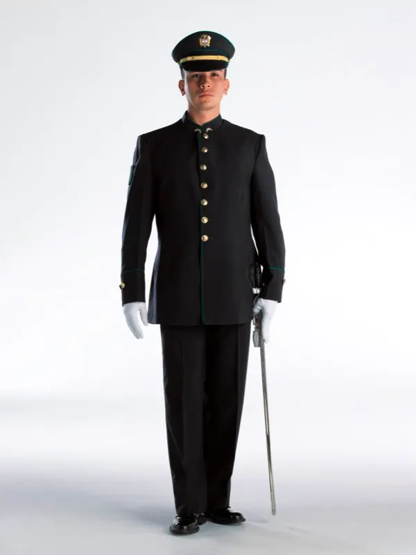 Uniforme con sable.