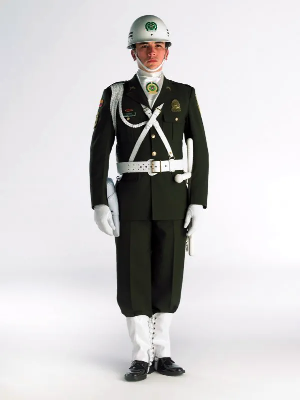 Uniforme con universal blanco y casco.