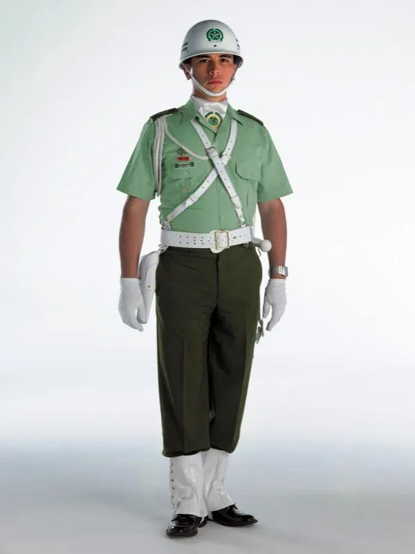 Uniforme con universal blanco y casco.