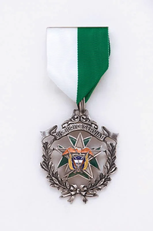 Estrella cívica categoría Comendador.