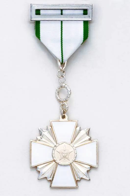 Medalla al valor - Por actos excepcionales del servicio y en forma póstuma.