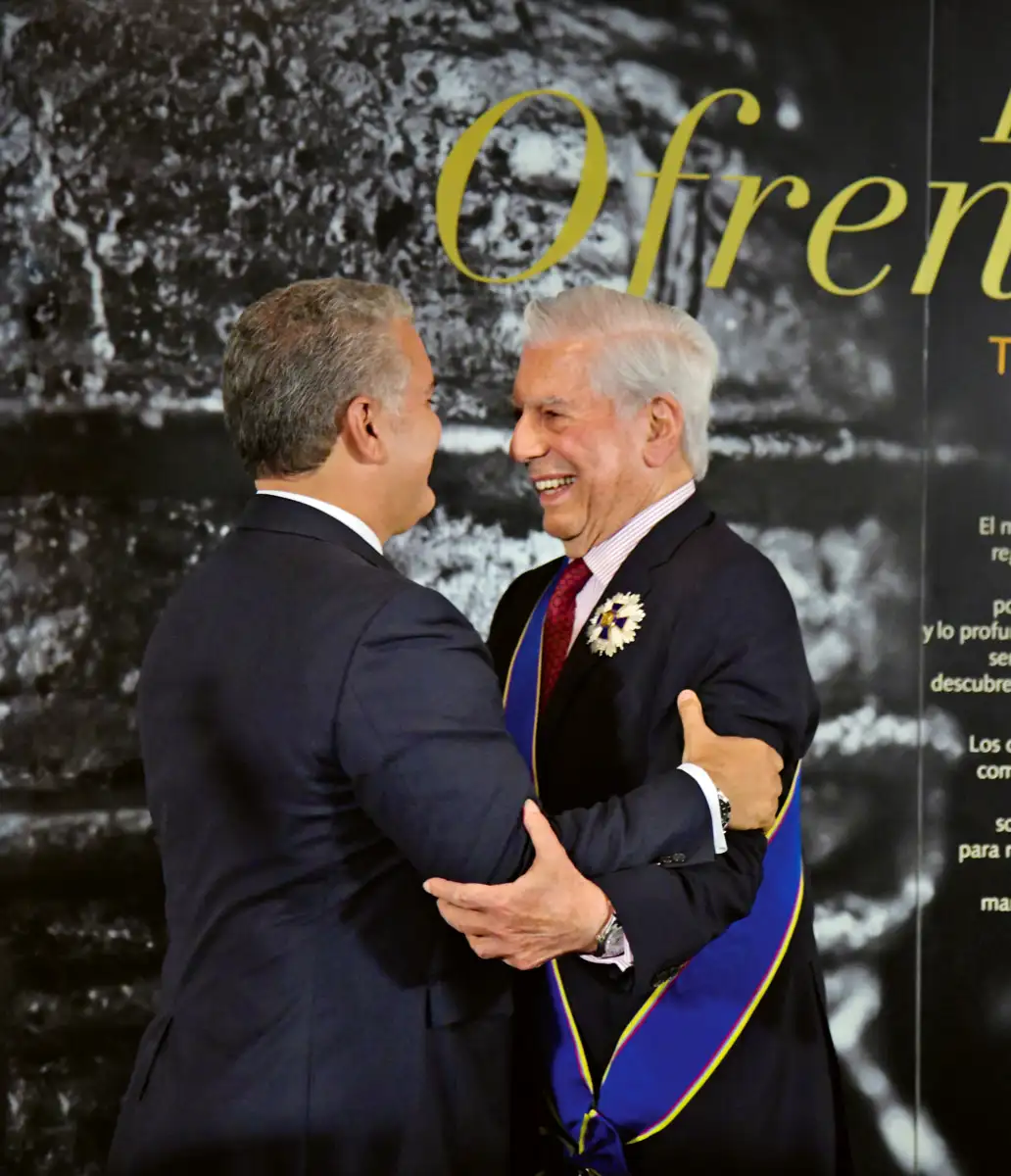 El presidente condecora con la Cruz de Boyacá al escritor peruano y premio Nobel Mario Vargas Llosa, por sus cualidades y calidades en la literatura y por la lucha por la democracia de la región. Museo del Oro, Bogotá, 24 de julio de 2019.