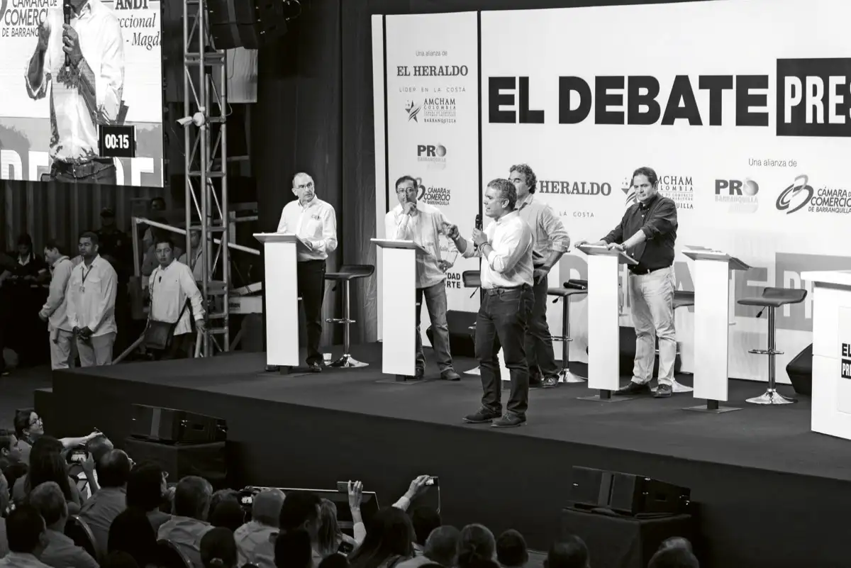 Intervención de Iván Duque en el debate presidencial, acompañado por los demás candidatos: Humberto de la Calle, Gustavo Petro, Sergio Fajardo y Germán Vargas.