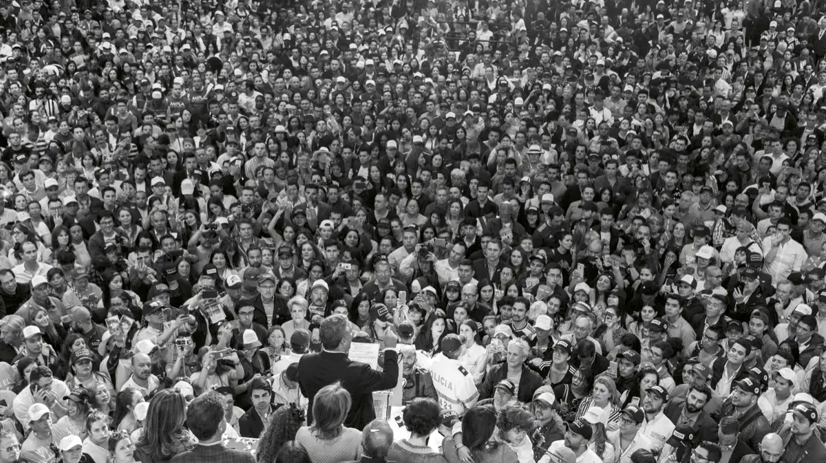 Iván Duque Márquez recibe el apoyo de las multitudes durante su campaña electoral.