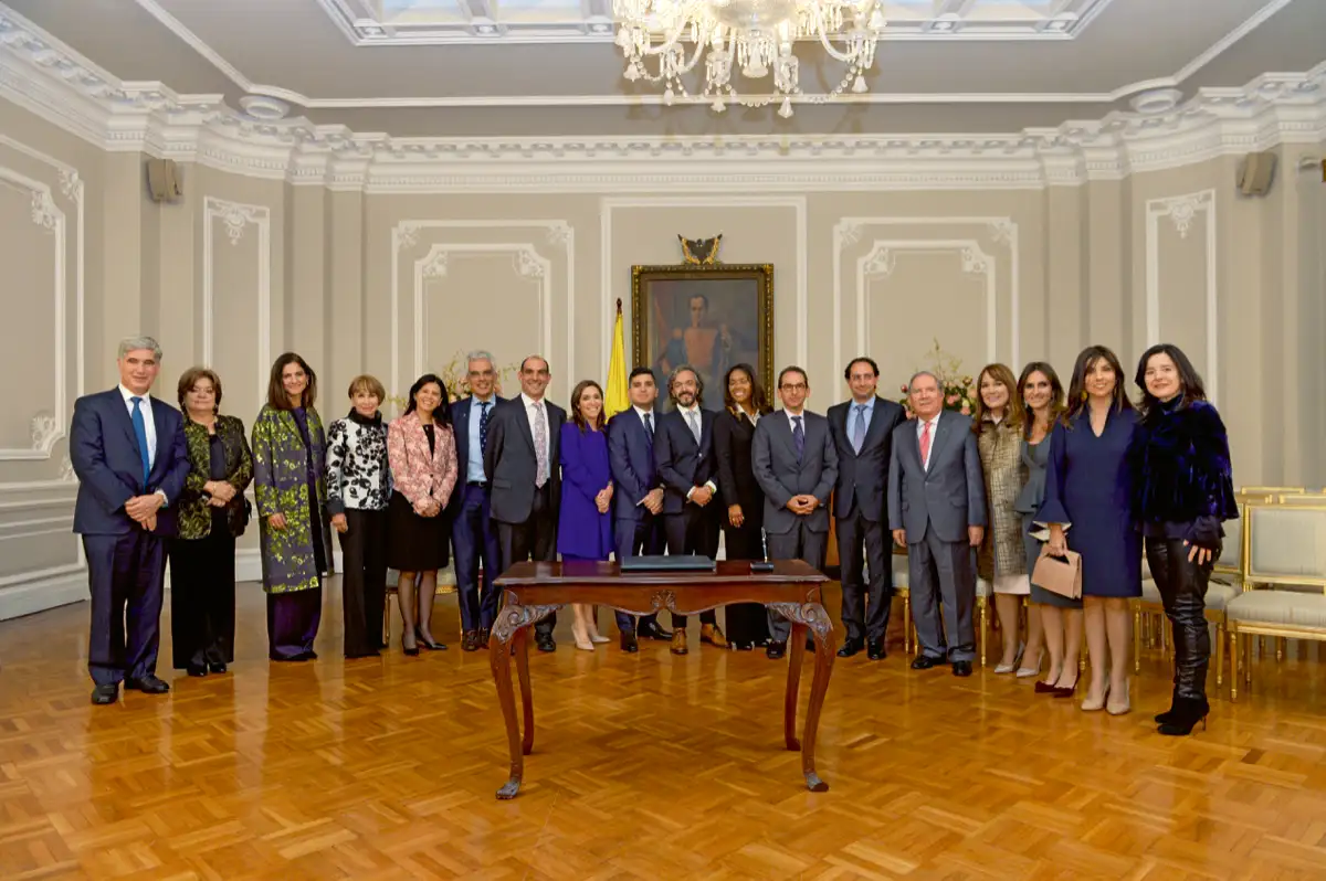 Primer gabinete y altos funcionarios del presidente Duque. De izquierda a derecha: Ministros de Salud, Juan Pablo Uribe; de Justicia, Gloria Ma. Borrero; de Transportes, Ángela María Osorio; de Trabajo, Alicia Arango; Gloria Alonso, directora del Departamento Nacional de Planeación; ministro de Medio ambiente, Ricardo