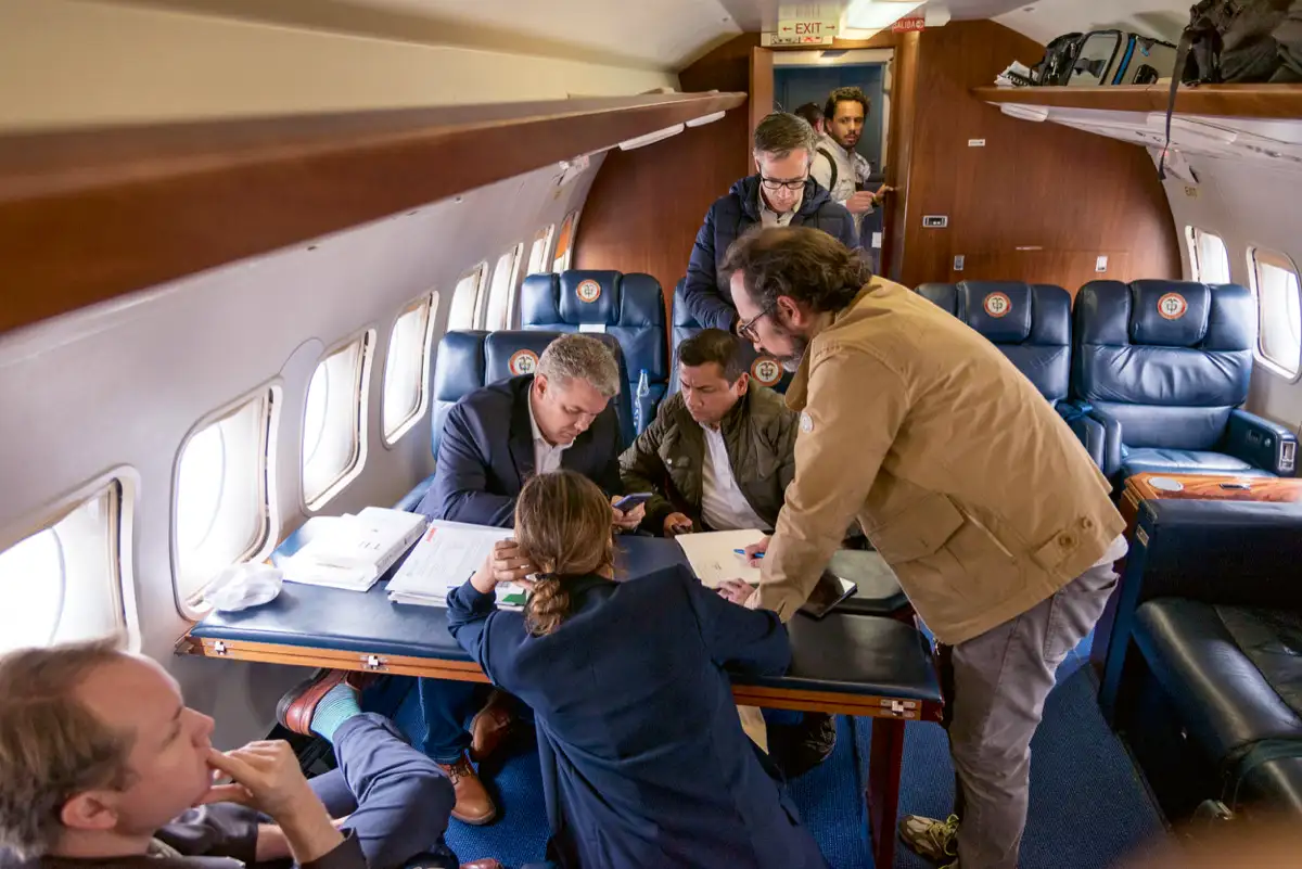 María Paula Correa, Alejandro Salas Pretelt, Rafael Guarín y Mauricio González de regreso a Bogotá tras el atentado al helicóptero. Aeropuerto Militar de Catam, Bogotá, 17 de enero de 2019.