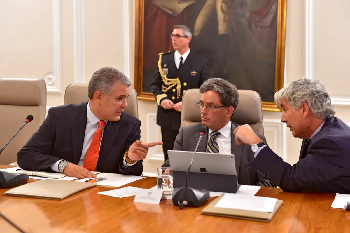 Con los ministros Alberto Carrasquilla, de Hacienda, y Juan Pablo Uribe, de Salud, en el Salón Consejo de Ministros de la Casa de Nariño. Bogotá, 1 de octubre de 2018.
