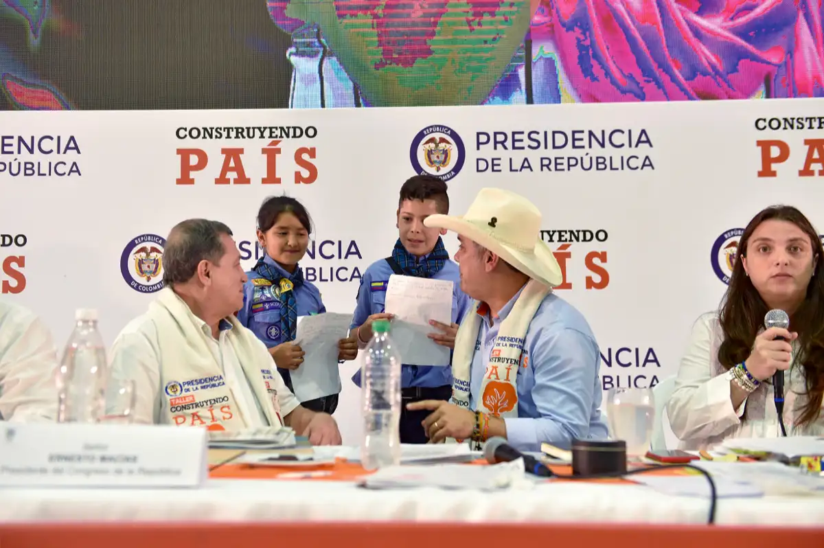 El presidente Duque y el presidente del Senado Ernesto Macías, en el décimo taller Construyendo País. Colegio Cooperativo La Presentación. Garzón, Huila, 6 de octubre de 2018.