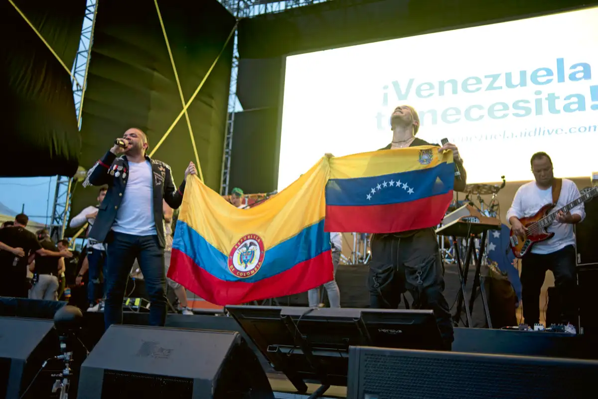 Los cantantes Fonseca y Nacho en el concierto Venezuela Aid Live. Puente Binacional Tienditas. Cúcuta, Norte de Santander, 22 de febrero de 2019.