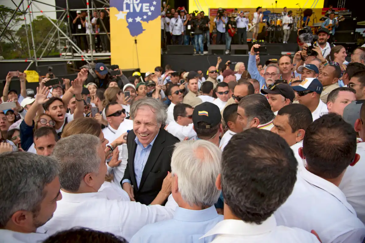 Durante el mismo evento el presidente Duque es saludado por Luis Almagro secretario general de la OEA.