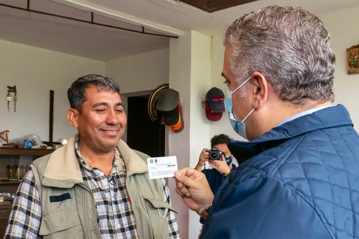 Entrega de primera Tarjeta de Protección Temporal a ingeniero venezolano. La Calera, Cundinamarca, 13 de octubre de 2021.