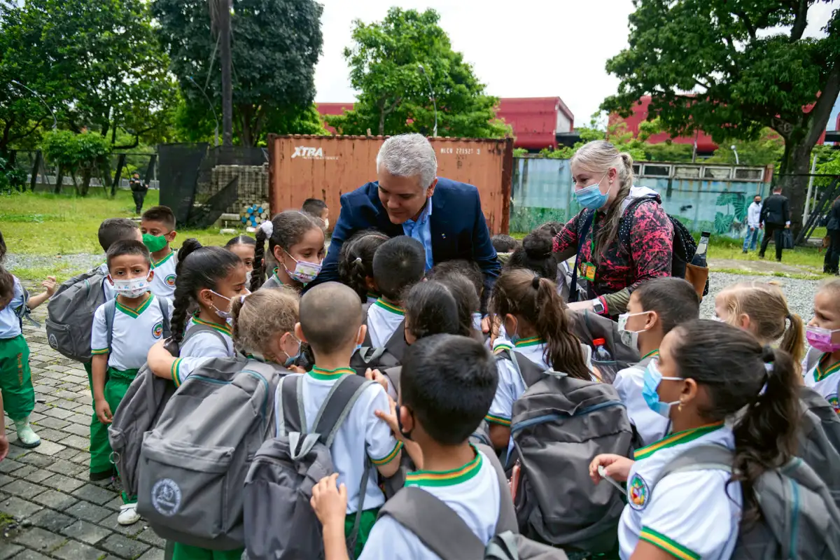 Saludo a niños. Jardín botánico de Medellín, 17 de marzo de 2022.