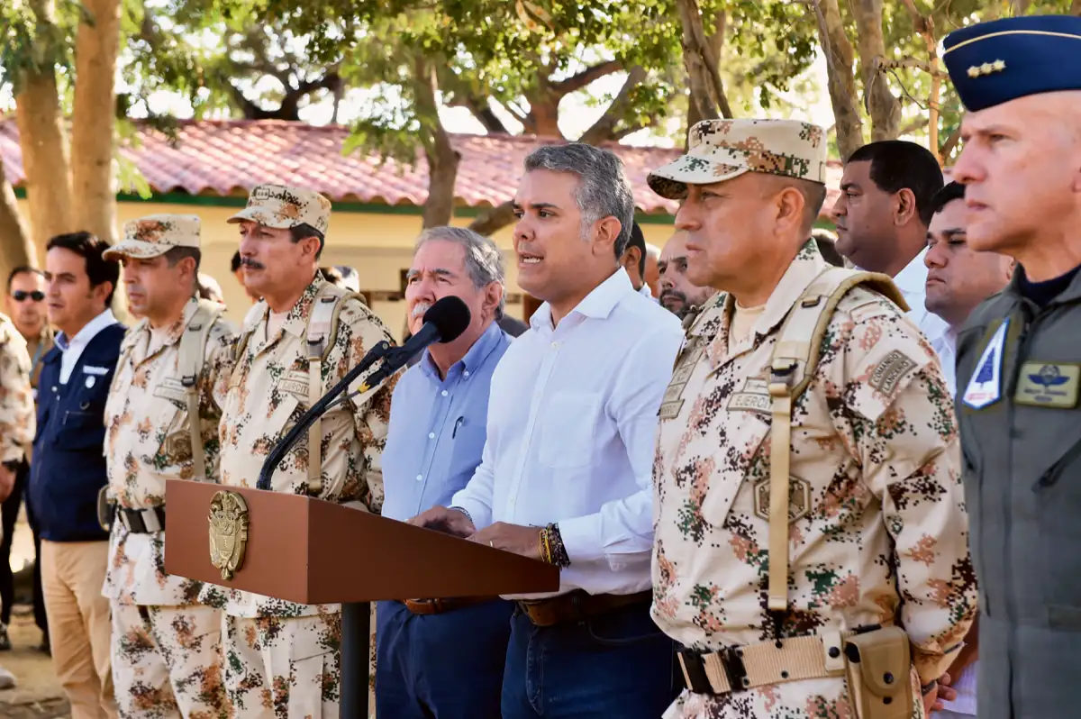 Declaración a medios, acompañado por la cúpula militar y el ministro de Defensa Guillermo Botero. Batallón de Infantería mecanizado n.o 6. Riohacha, La Guajira, 10 de enero de 2019.