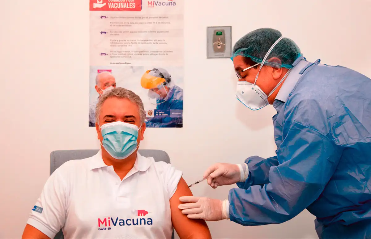 El ministro de Salud aplica al presidente el refuerzo de la vacuna contra el covid-19. Hospital Universitario del Caribe, Cartagena, 4 de julio de 2021.