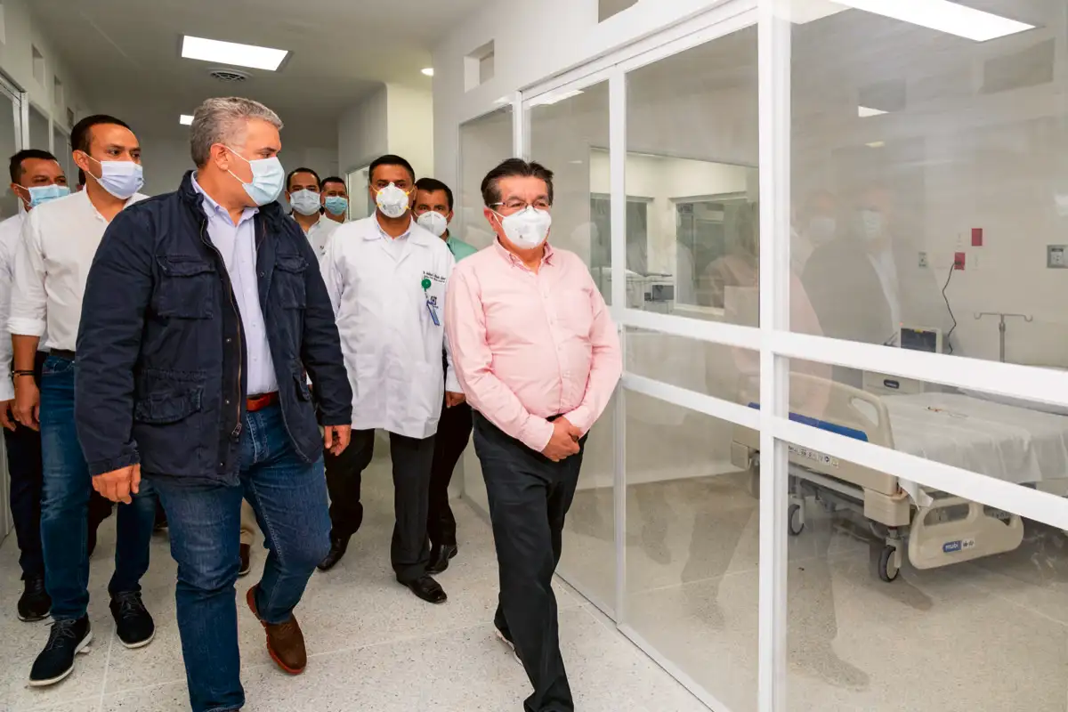 El presidente y su ministro de Salud en la Inauguración uci E.S.E. Hospital Regional de García Rovira. Málaga, Santander, 30 de octubre de 2020.