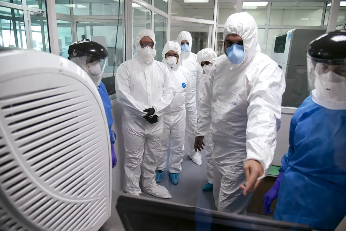 Visita al laboratorio de Biología del Instituto Nacional de Salud. Bogotá, 1 de mayo de 2020.