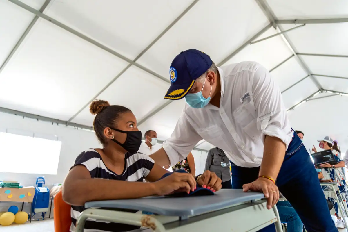 Entrega de computadores. Barrio Punta Rocosa, isla de Providencia, 14 de febrero de 2021.