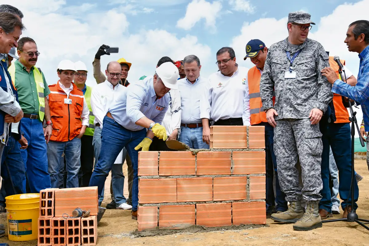 El presidente coloca los primeros bloques de las obras de ampliación del aeropuerto Guillermo León Valencia, Popayán, Cauca, 13 de abril de 2019.