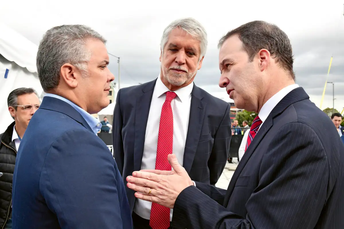 Enrique Peñalosa y Andrés Escobar, gerente del Metro, acompañan al presidente Duque en la apertura de la licitación para el Metro de Bogotá. Predio Estación Central del Metro, Bogotá, 28 de junio de 2019.