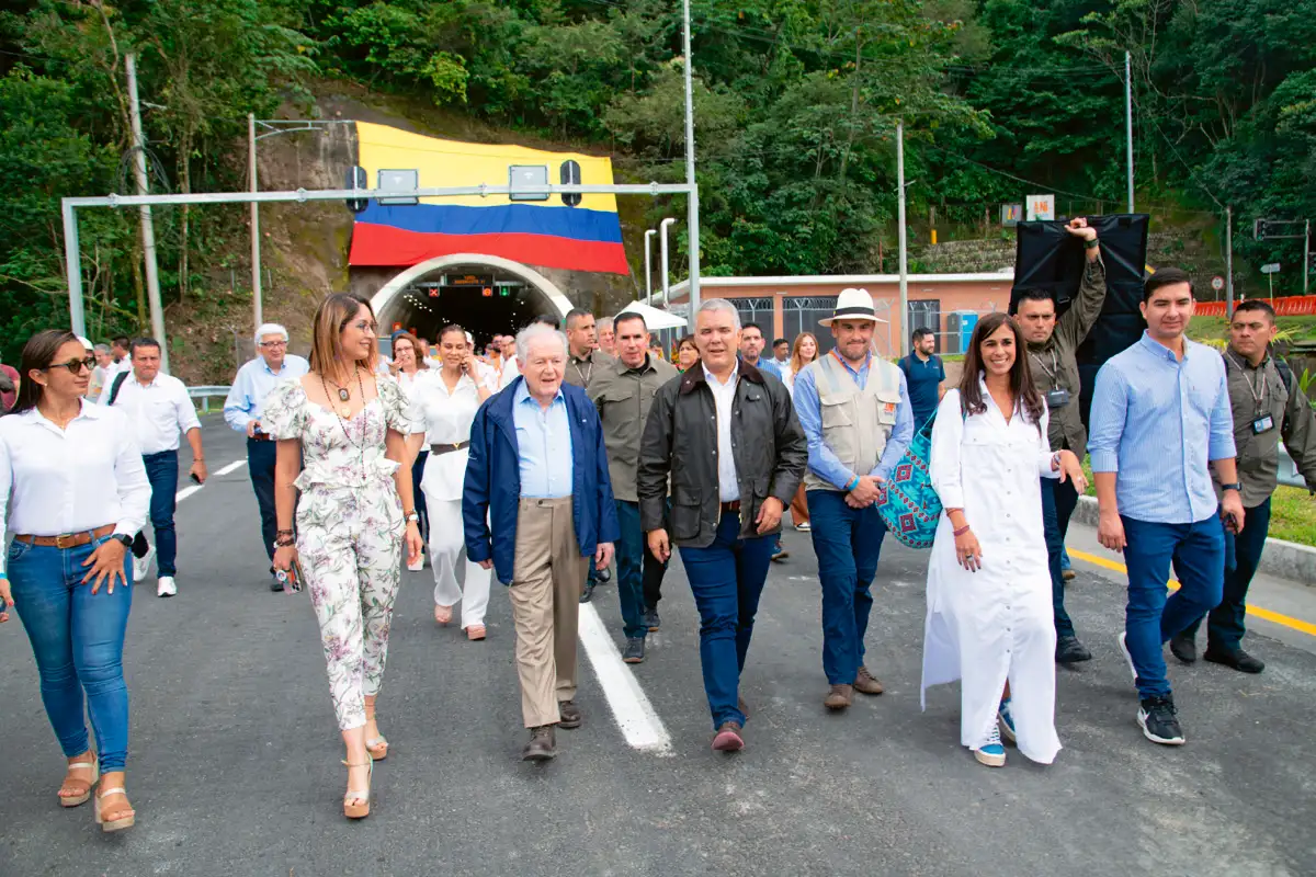 Entrega de 20kms Troncal de la Orinoquia. Entre otros, Jennifer Arias parlamentaria, L. C. Sarmiento Angulo, el presidente, Ana M. Palau, consejera de regiones. San José, Guaviare, 7 de julio de 2022.
