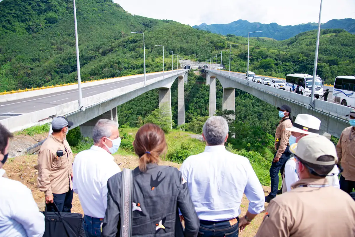 Desanude y paso de vehículos controlados del Túnel de Sinifaná, Venecia, Antioquia, 10 de junio de 2021.