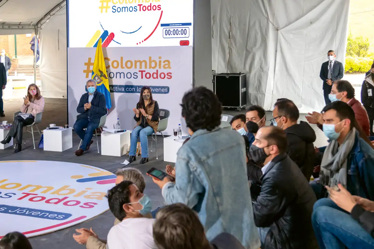 Colombia Somos Todos. Escucha activa con los jóvenes, acompañan al presidente la vicepresidenta Martha Lucía Ramírez y María Victoria Angulo, ministra de Educación. ICBF, Bogotá, 8 de mayo de 2021.