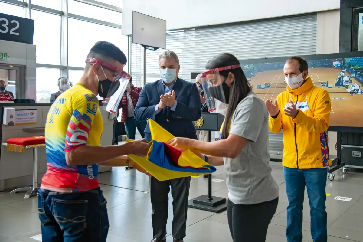 Entrega de bandera del ‘Vuelo del Deporte Orgullo Colombiano’. Aeropuerto El Dorado, Bogotá, 19 de julio de 2020.
