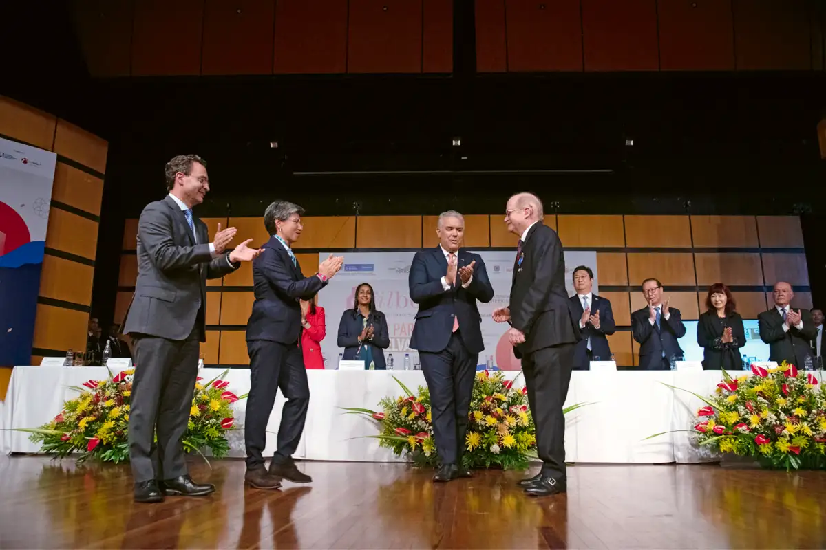 Cruz de Boyacá al editor Benjamín Villegas, en inauguración de la Feria del Libro, por una vida de excelentes libros sobre Colombia. 19 de abril de 2022.