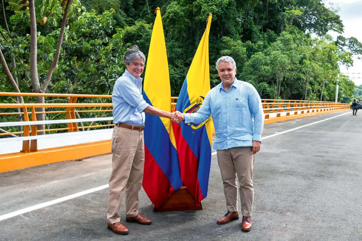 En el nuevo corredor Espriella-Río Mataje con el presidente ecuatoriano Guillermo Lasso. Tumaco, 14 de agosto de 2021.