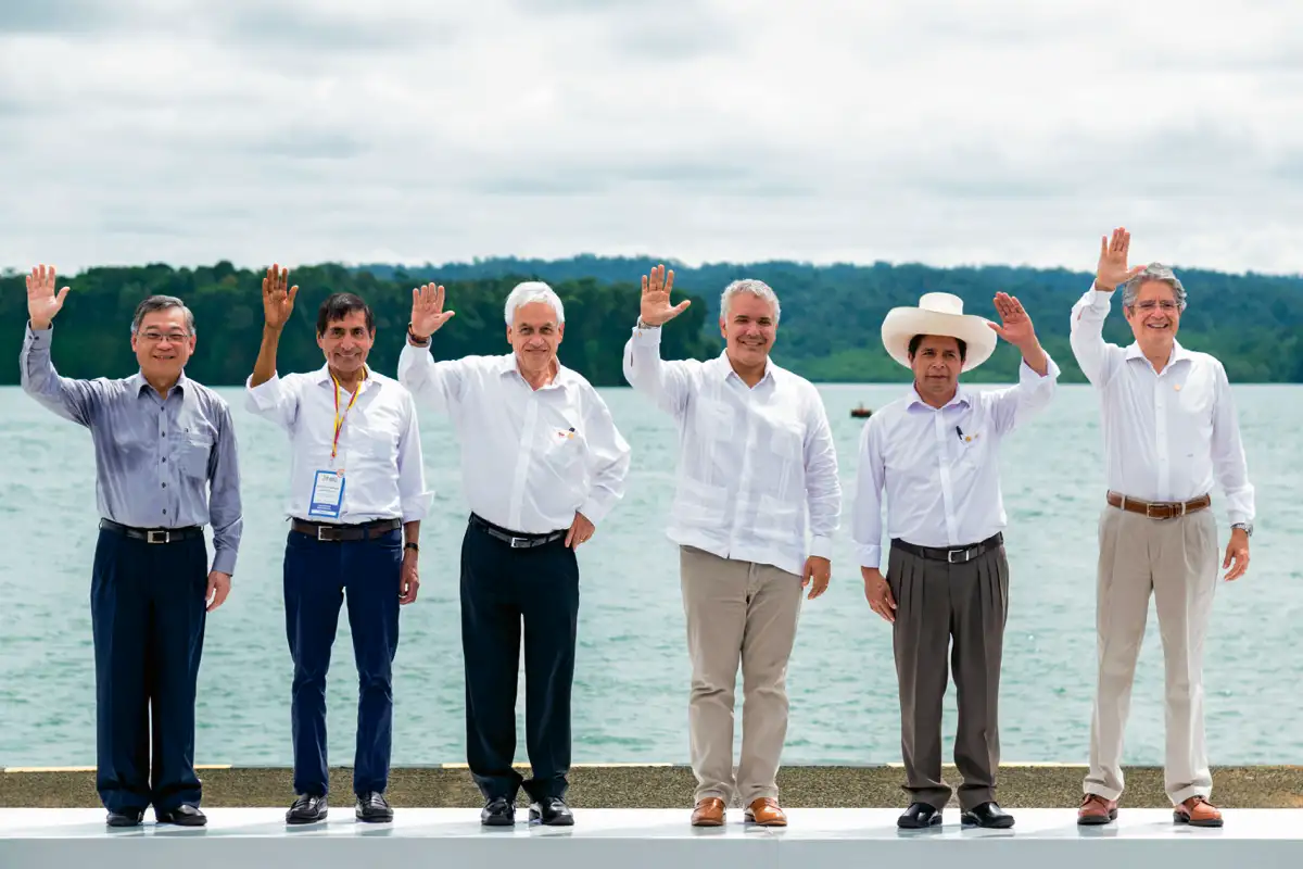 Gan Kim Gong, ministro de comercio de Singapur, y los presidentes Sebastián Piñera de Chile, Iván Duque de Colombia, Pedro Castillo de Perú y Guillermo Lasso, de Ecuador. XVI Cumbre Alianza del Pacífico: Bahía Malaga, Valle, 26 de enero de 2022.