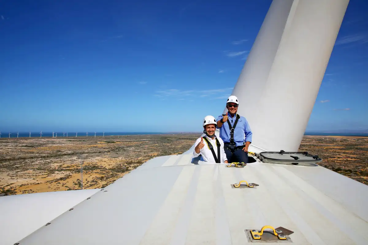 El presidente y el ministro de Minas y Energía Diego Mesa en el Parque Eólico Guajira 1. Cabo de la Vela, La Guajira, 20 de enero de 2022.