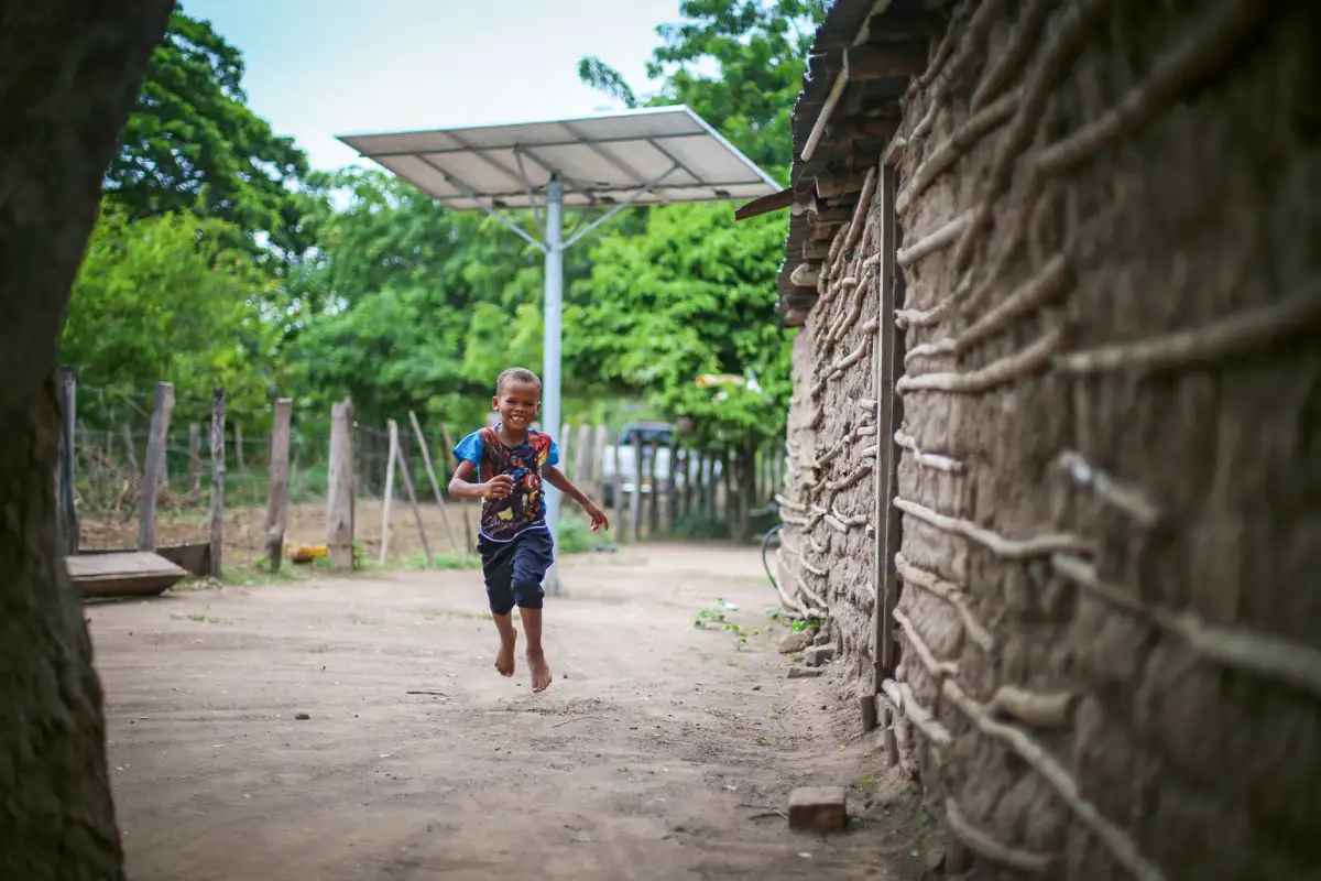 El Plan de electrificación rural en zonas no interconectadas, programa que ha beneficiado a más 1000 familias, se logró mediante la entrega de soluciones fotovoltáicas a comunidades índígenas, campesinas y habitantes de regiones remotas a lo largo de toda la geografía nacional.