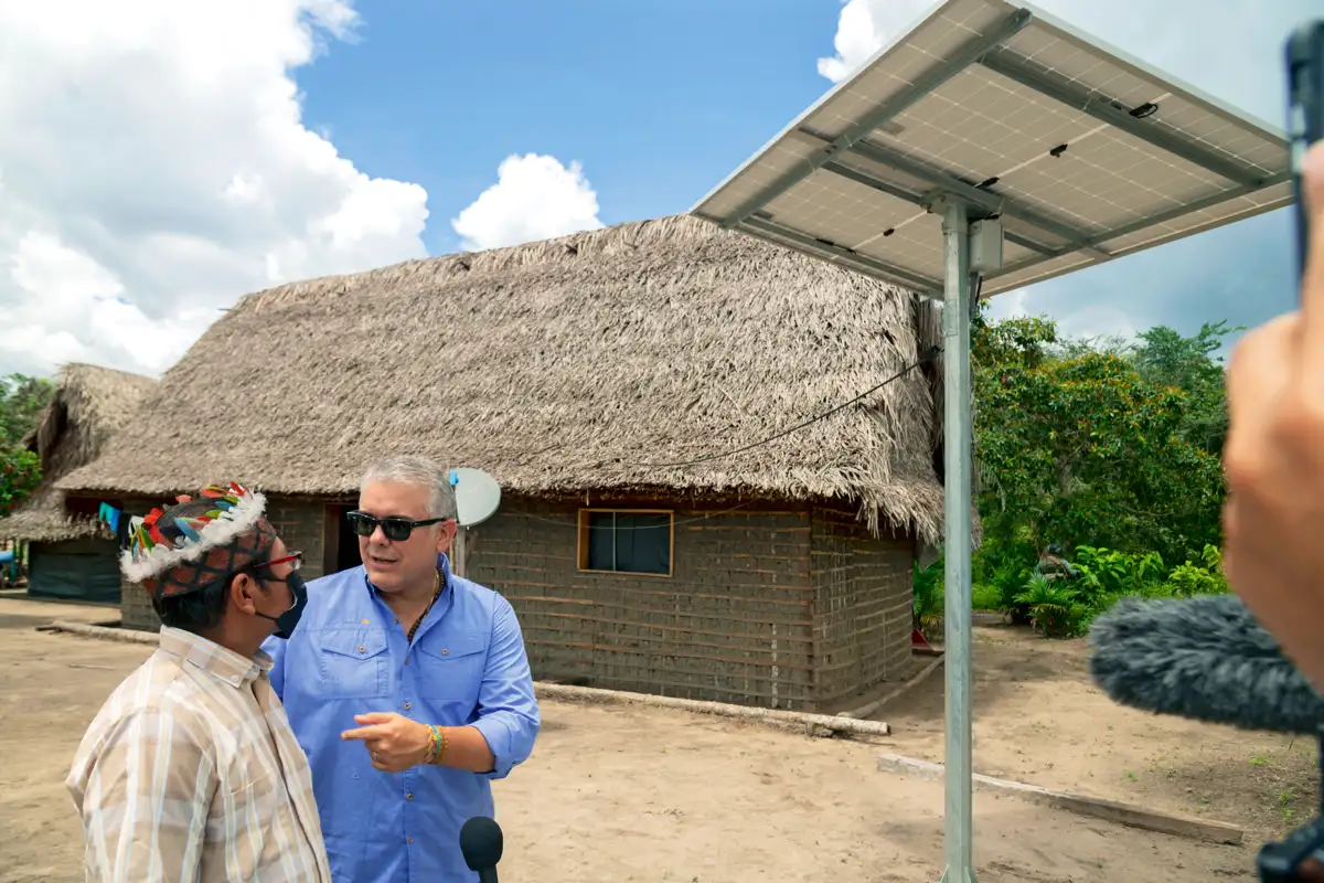 El Plan de electrificación rural en zonas no interconectadas, programa que ha beneficiado a más 1000 familias, se logró mediante la entrega de soluciones fotovoltáicas a comunidades índígenas, campesinas y habitantes de regiones remotas a lo largo de toda la geografía nacional.