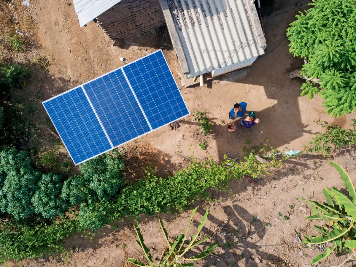 El Plan de electrificación rural en zonas no interconectadas, programa que ha beneficiado a más 1000 familias, se logró mediante la entrega de soluciones fotovoltáicas a comunidades índígenas, campesinas y habitantes de regiones remotas a lo largo de toda la geografía nacional.