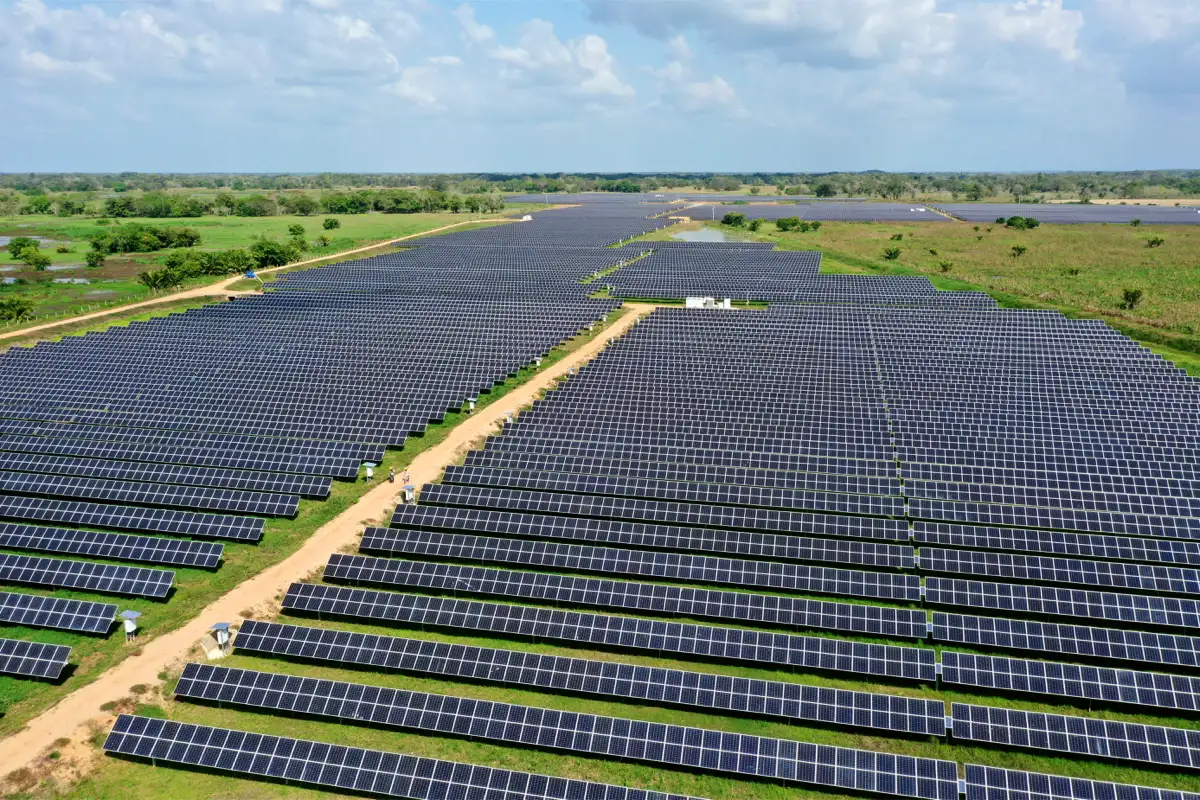 La Granja Solar La Sierpe en San Benito Abad, Sucre consta de 65 52o páneles solares y evita la emisión de 27 892 toneladas de CO2 al año y genera 26,8 mw de capacidad instalada, pico de energía limpia equivalente al consumo de 28 500 hogares.
